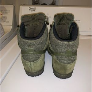 Olive green, very good condiotion.